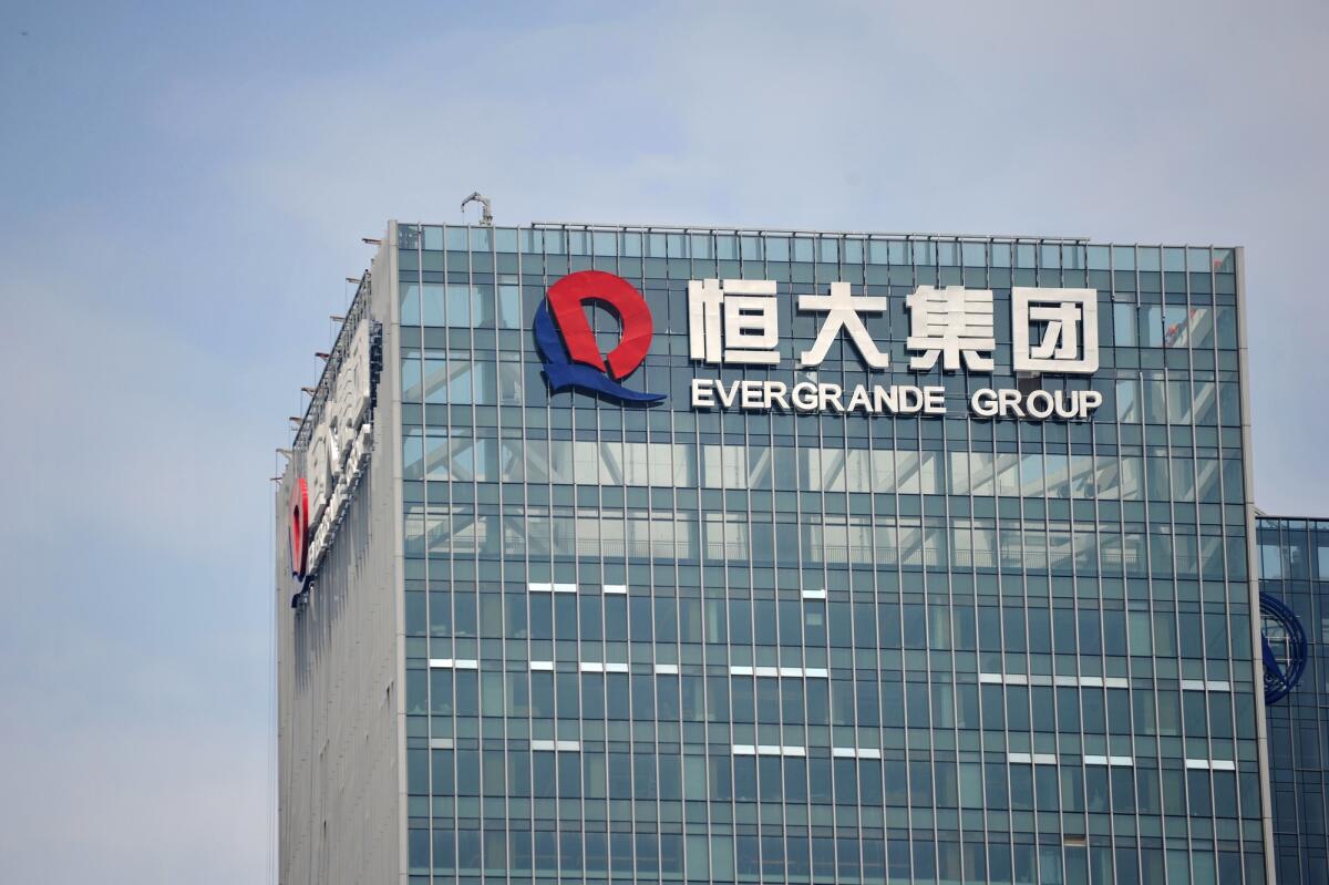 Caso Evergrande: cosa sta succedendo alla holding immobiliare cinese - --FILE--View of a logo of Evergrande Group on a high-rise office building in Shenzhen city, south China's Guangdong province, 20 August 2016.

China Evergrande Group plans to inject almost all of its property assets into a Shenzhen company, orchestra