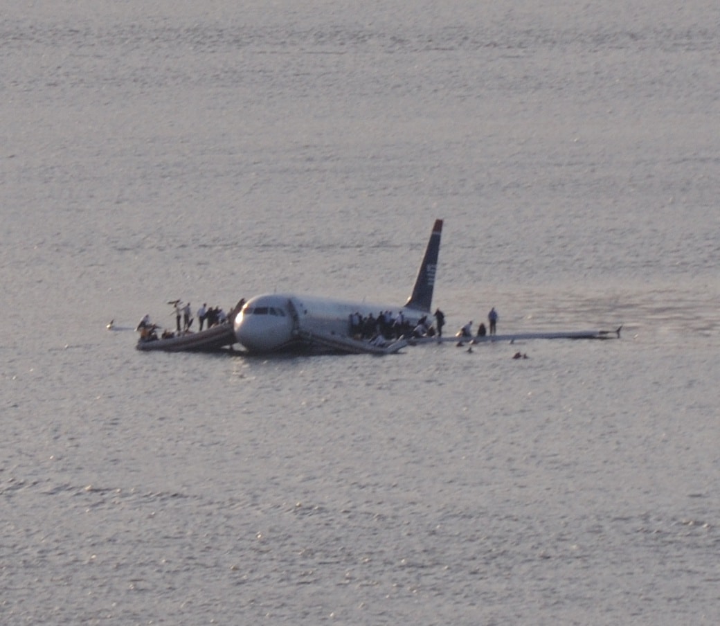 Il volo US Airways 1549. Credits: Greg L - cropped from File:Plane crash into Hudson River.jpg (originally posted to Flickr as Plane crash into Hudson River), CC BY 2.0.