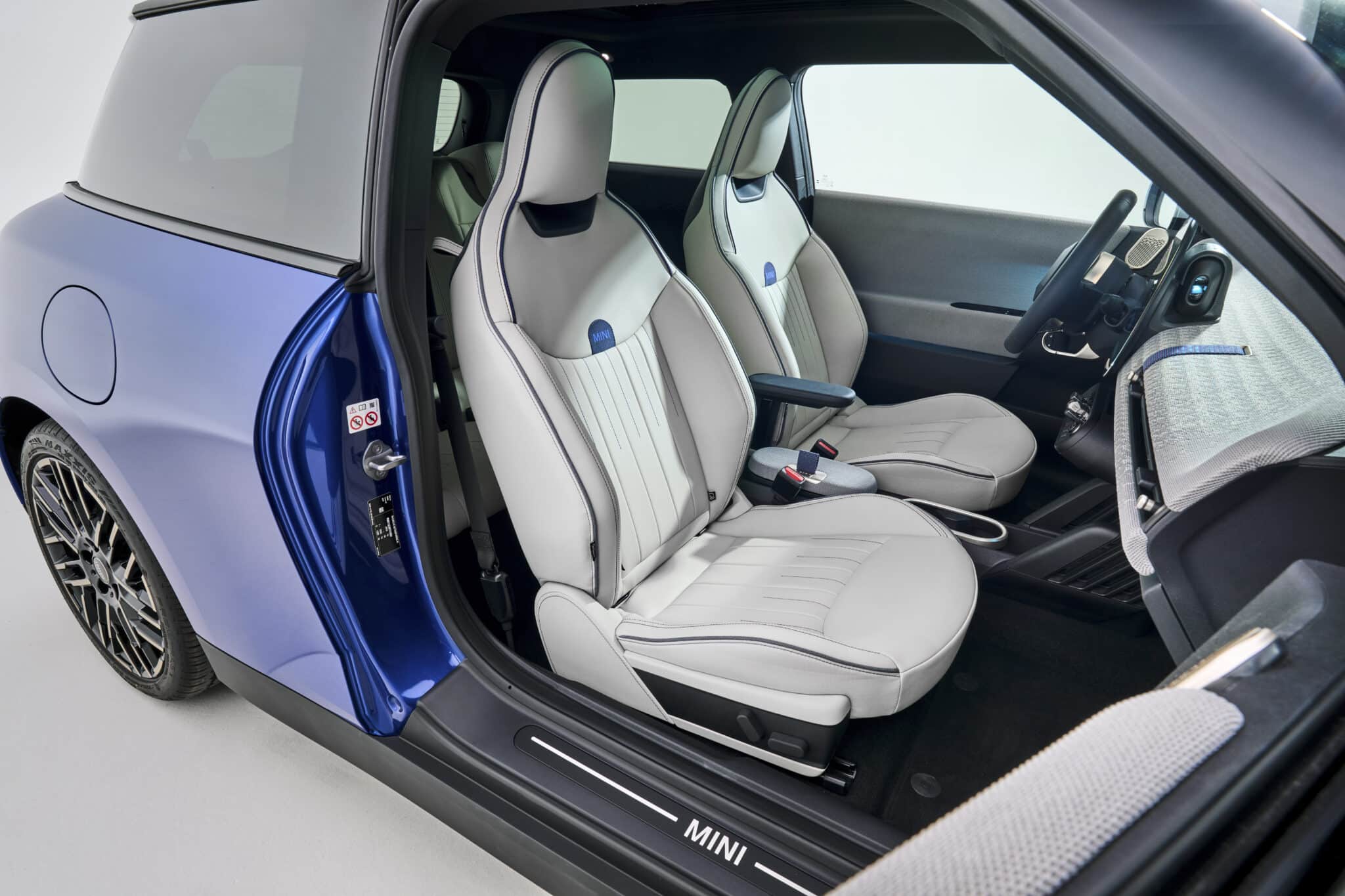 Mini Cooper 2024: l'iconica utilitaria inglese si rinnova per la quinta volta