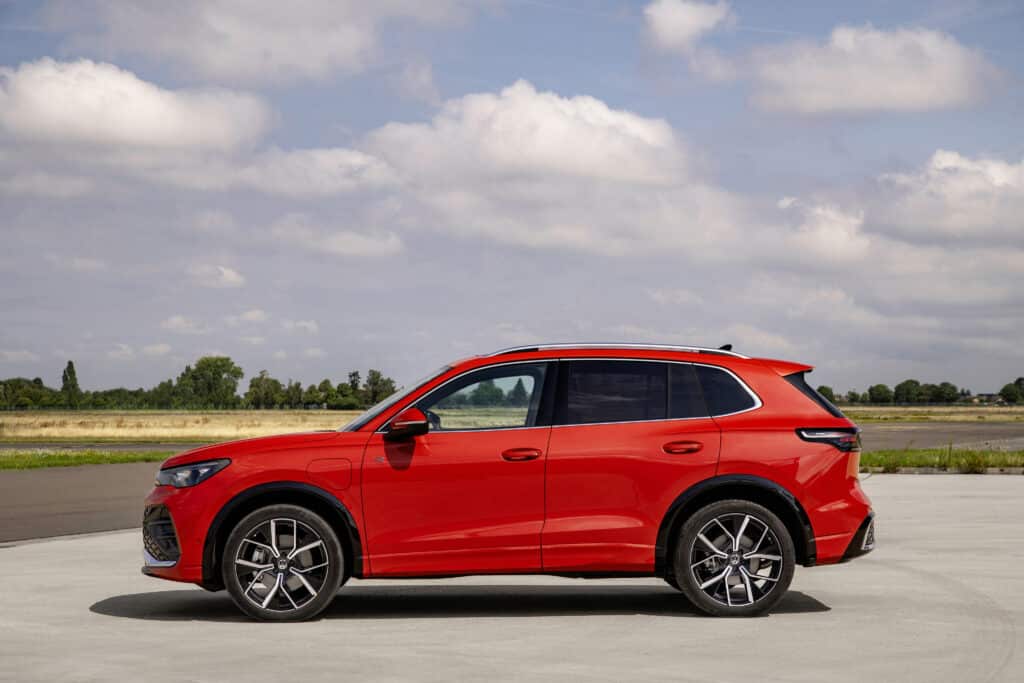 Volkswagen Tiguan 2024: design rinnovato e motorizzazioni ibride plug-in per la terza generazione della suv di Wolfsburg