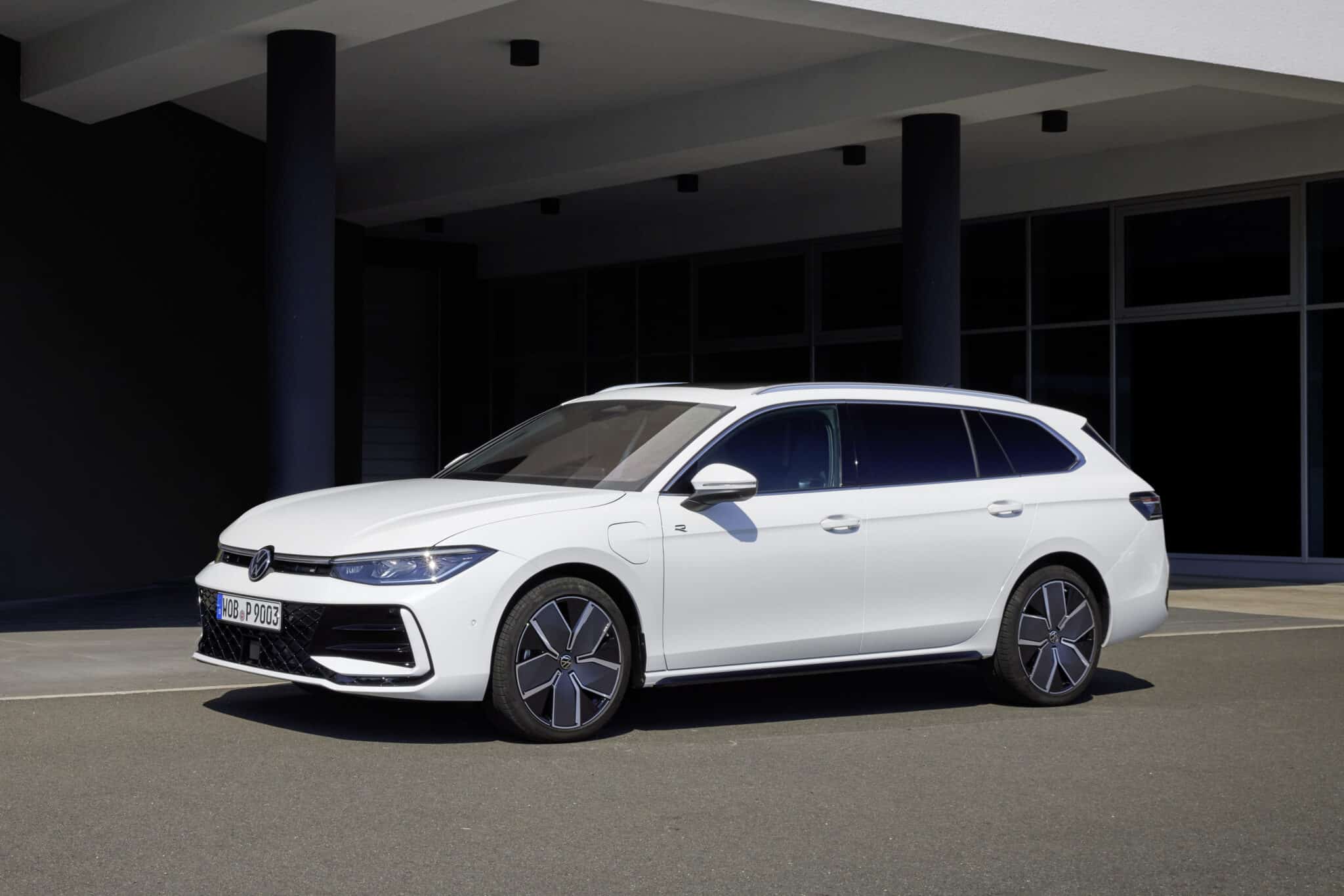 Nuova Volkswagen Passat Variant 2024 R-Line colore Oryx White Pearl