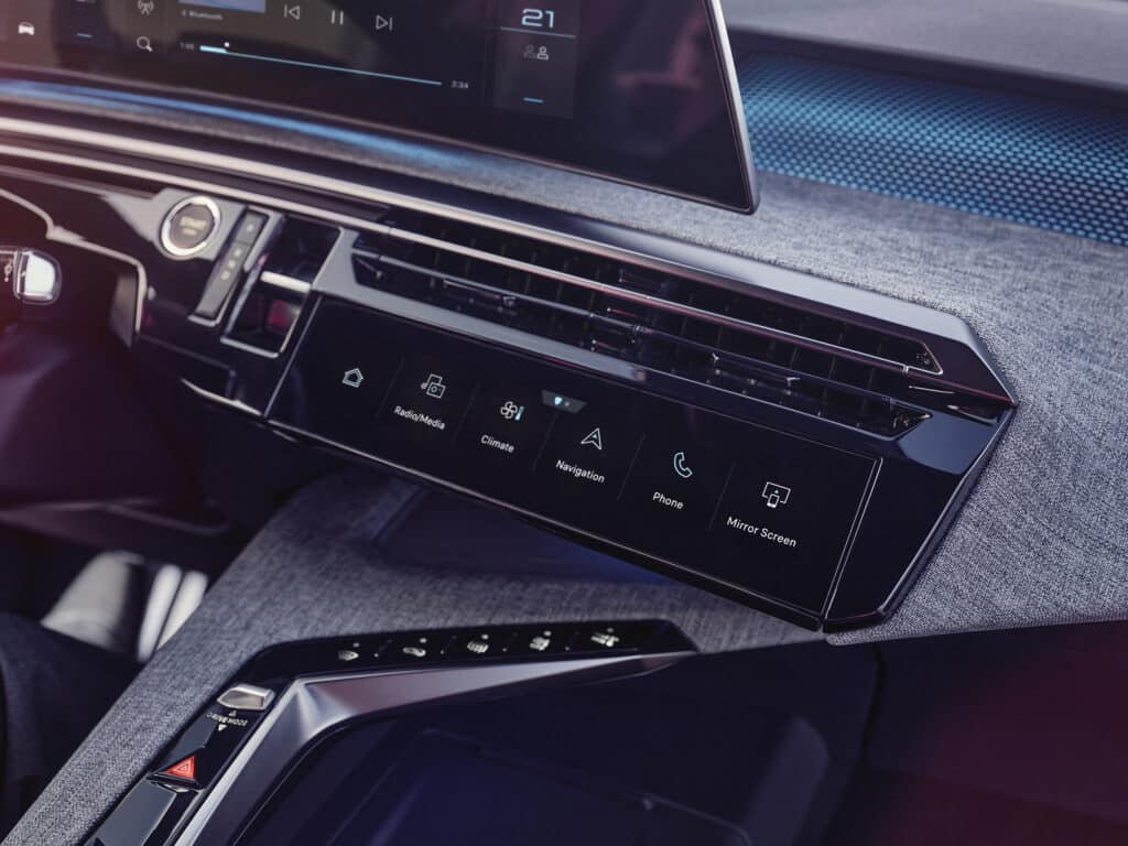 Nuova Peugeot E-3008 2024: la best seller di Stellantis diventa una suv fastback elettrica