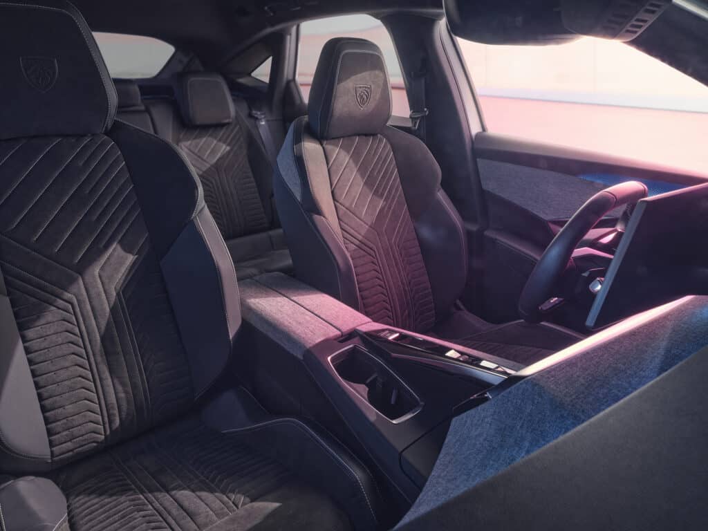 Nuova Peugeot E-3008 2024: la best seller di Stellantis diventa una suv fastback elettrica