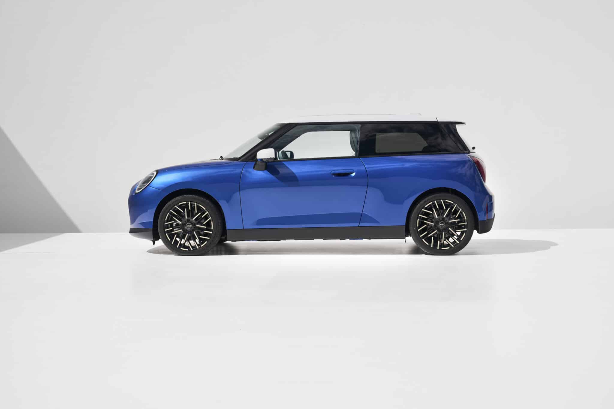 Mini Cooper 2024: l'iconica utilitaria inglese si rinnova per la quinta volta