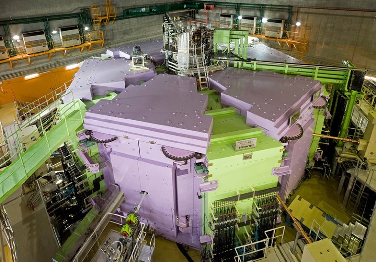 Credit: Nishina Center for Accelerator - Based Science. La Riken RI Beam Factory di Wako, in Giappone, crea flussi di isotopi radioattivi con l'aiuto di questo ciclotrone ad anello superconduttore.
