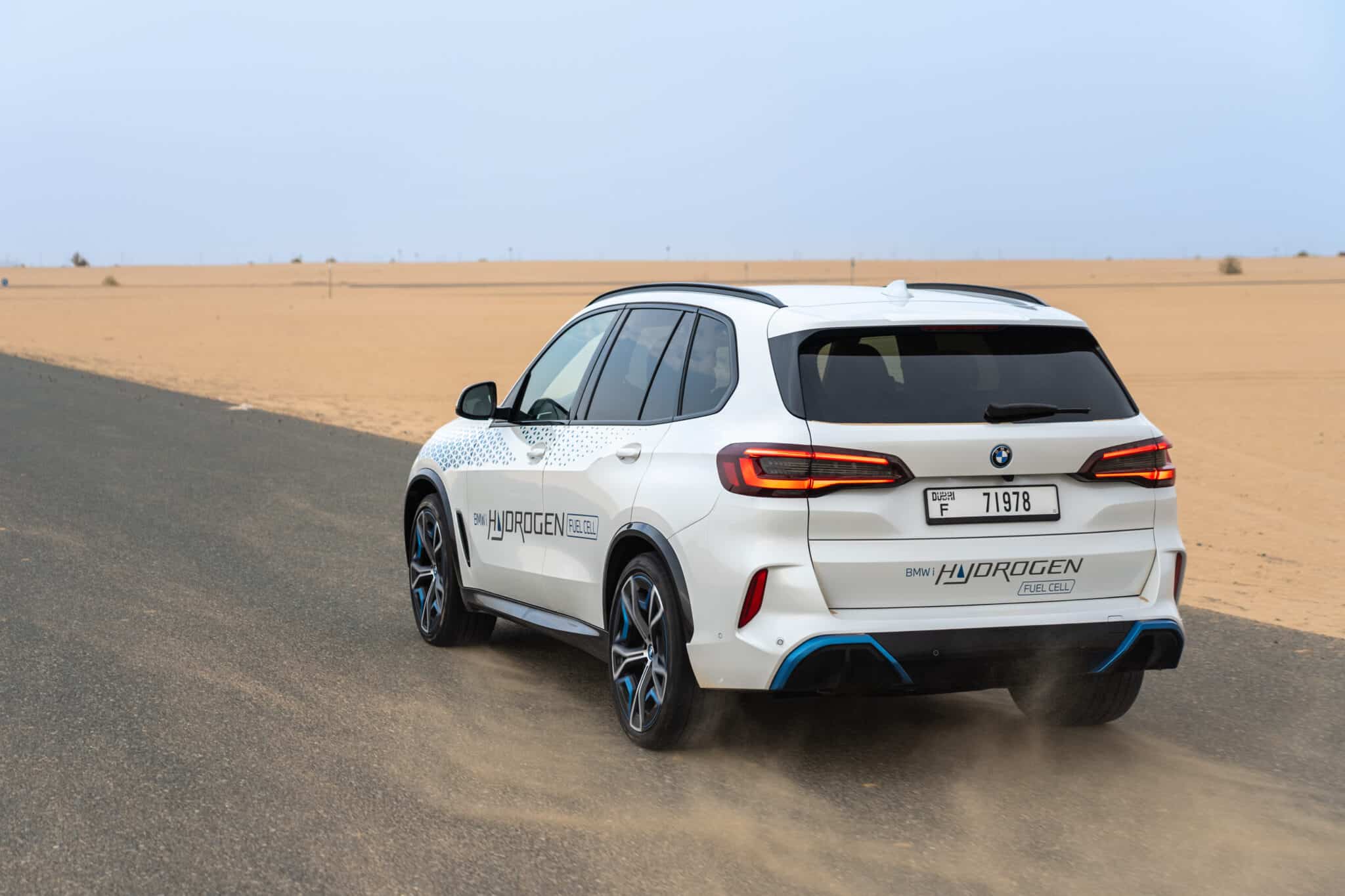 BMW iX5 Hydrogen: il SUV ad idrogeno supera i test nel deserto in condizioni estreme