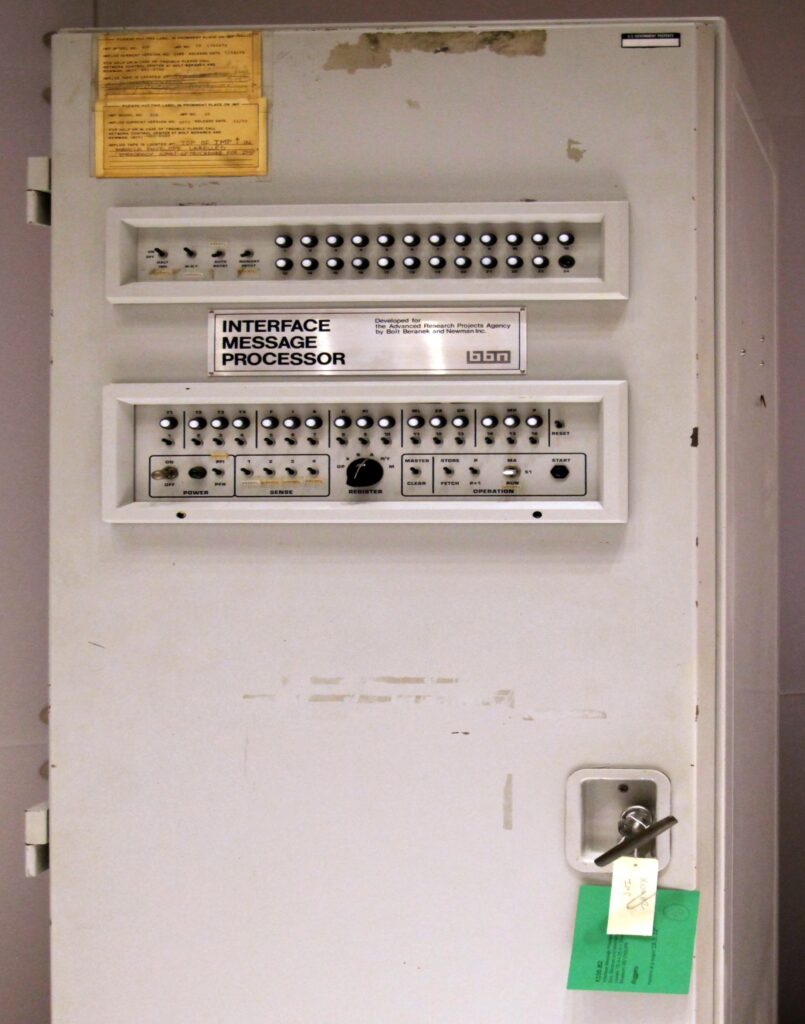 Il primo router di ARPANET. Credits: Steve Jurvetson from Menlo Park, USA - derived from File:ARPANET first router.jpg (mildened persective, levels, rebuilt low-right corner), CC BY 2.0.
