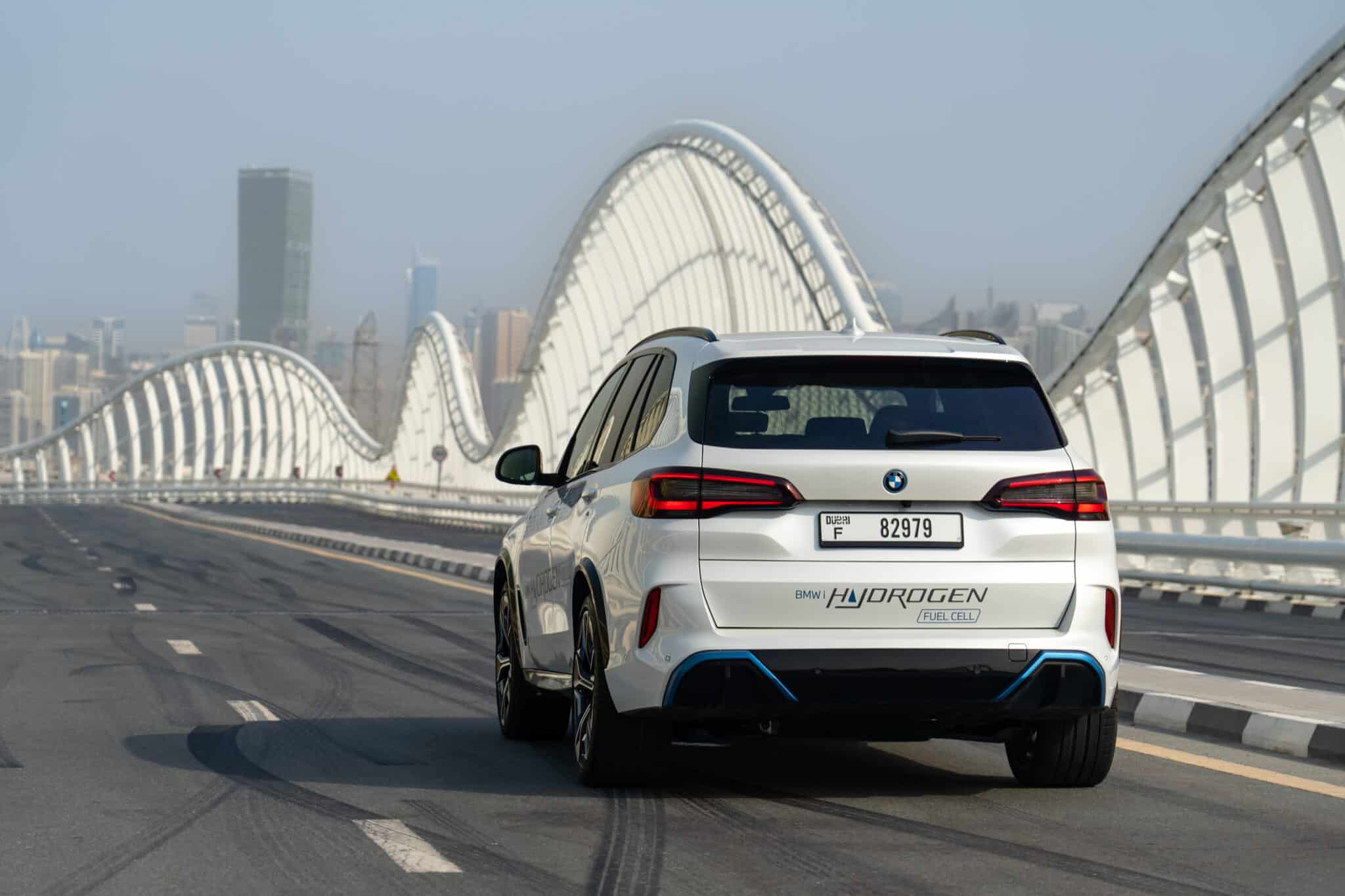 BMW iX5 Hydrogen: il SUV ad idrogeno supera i test nel deserto in condizioni estreme