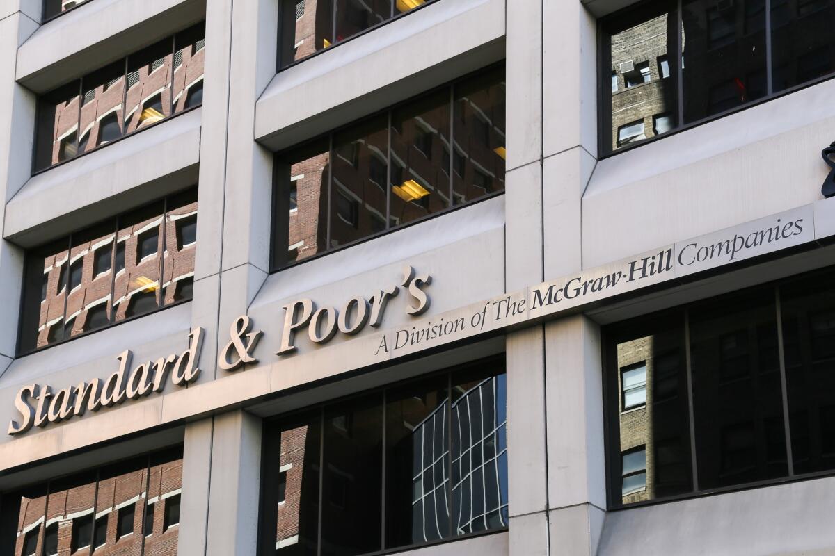 Ottobre è il mese che farà tremare il governo italiano: gli indici di rating stanno per arrivare - New York City, USA - May 19, 2014: The headquarter of the american financial company „standard and poor’s“ in lower manhattan. The picture shows the logo and the front of the building.