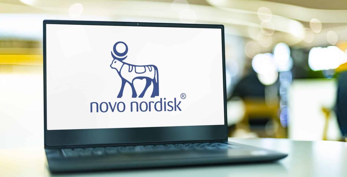 Wegovy e Ozempic: farmaci anti-diabete utilizzati per dimagrire? - POZNAN, POL - OCT 28, 2022: Laptop computer displaying logo of Novo Nordisk, a multinational pharmaceutical company headquartered in Bagsvard, Denmark