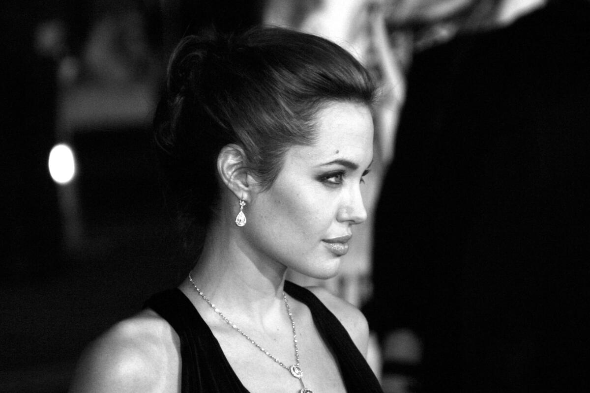 Mutazione Angelina: cos'è, cause, trattamento e prevenzione - HOLLYWOOD, CA - NOVEMBER 16, 2004: Angelina Jolie at the Los Angeles premiere of 'Alexander' held at the Grauman's Chinese Theater in Hollywood, USA on November 16, 2004.