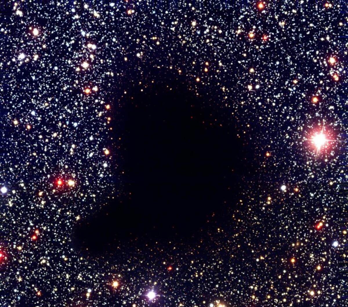 Vuoto di Boötes: che cos’è il “buco” anomalo nell’universo - This image shows a colour composite of visible and near-infrared images of the dark cloud Barnard 68. It was obtained with the 8.2-m VLT ANTU telescope and the multimode FORS1 instrument in March 1999. At these wavelengths, the small cloud is complet