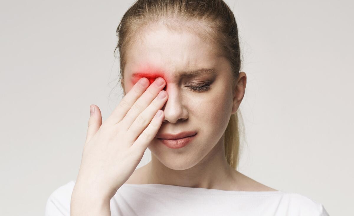Congiuntivite allergica: sintomi, cause e rimedi principali - Upset woman suffering from strong eye pain. Healthcare concept, panorama