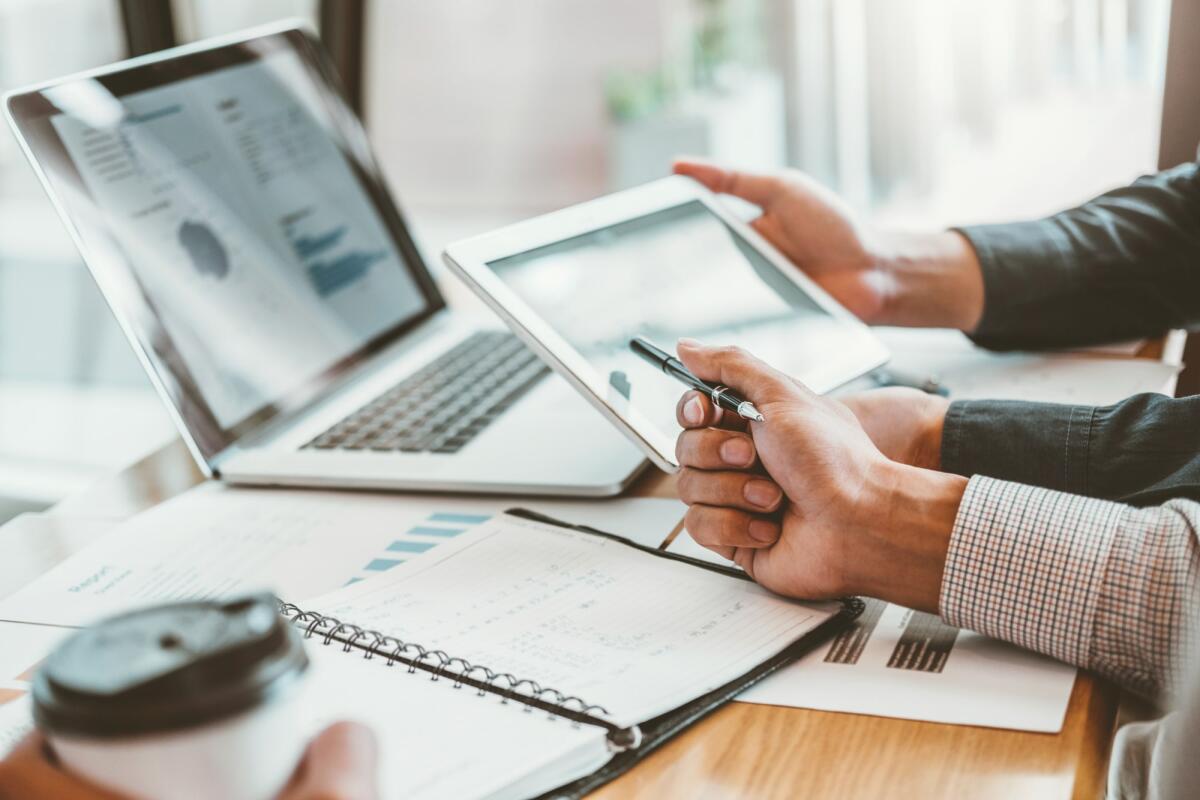 Come migliorare la strategia finanziaria con un partner affidabile - Co-working Business Team Consulting meeting Planning Strategy and brainstorming new business project