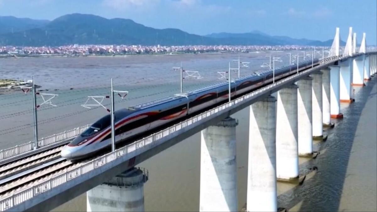 Cina inaugura il primo treno ad alta velocità sull’acqua: raggiunge i 350 km/h - 