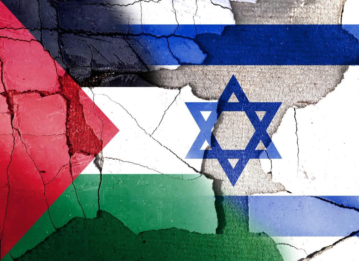 La questione Israelo-Palestinese potrebbe far rialzare i costi in bolletta - Palestine confrontation with Israel. Concept of flags. War and military. Grunge vintage cracks retro style