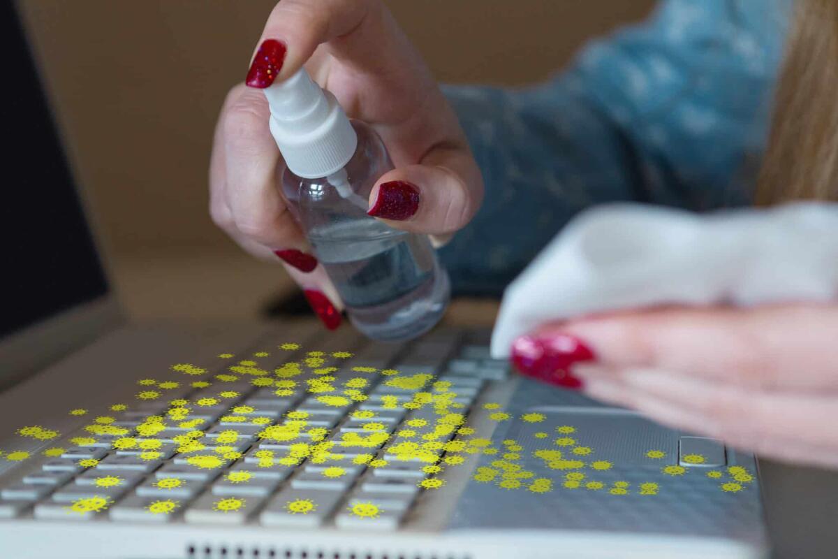 Uno studio afferma: il Covid-19 sopravvive sulla plastica per 48 ore - Viruses on surfaces you contacting everyday - spreading of virus, disinfection. Danger way of epidemic. Smartphone, laptop, keyboard, tablet, table, floor, door knob. Hands on infected things.