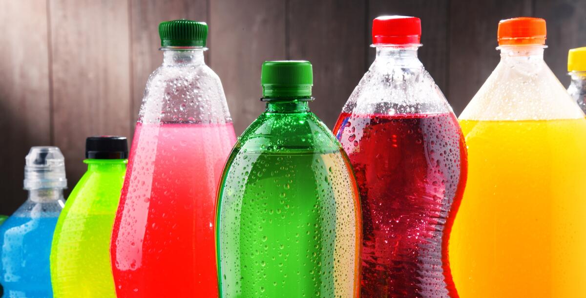 Plastic e Sugar tax sempre più lontane dall’attuazione: il Governo italiano rinuncia ad un importante gettito fiscale - Plastic bottles of assorted carbonated soft drinks in variety of colors