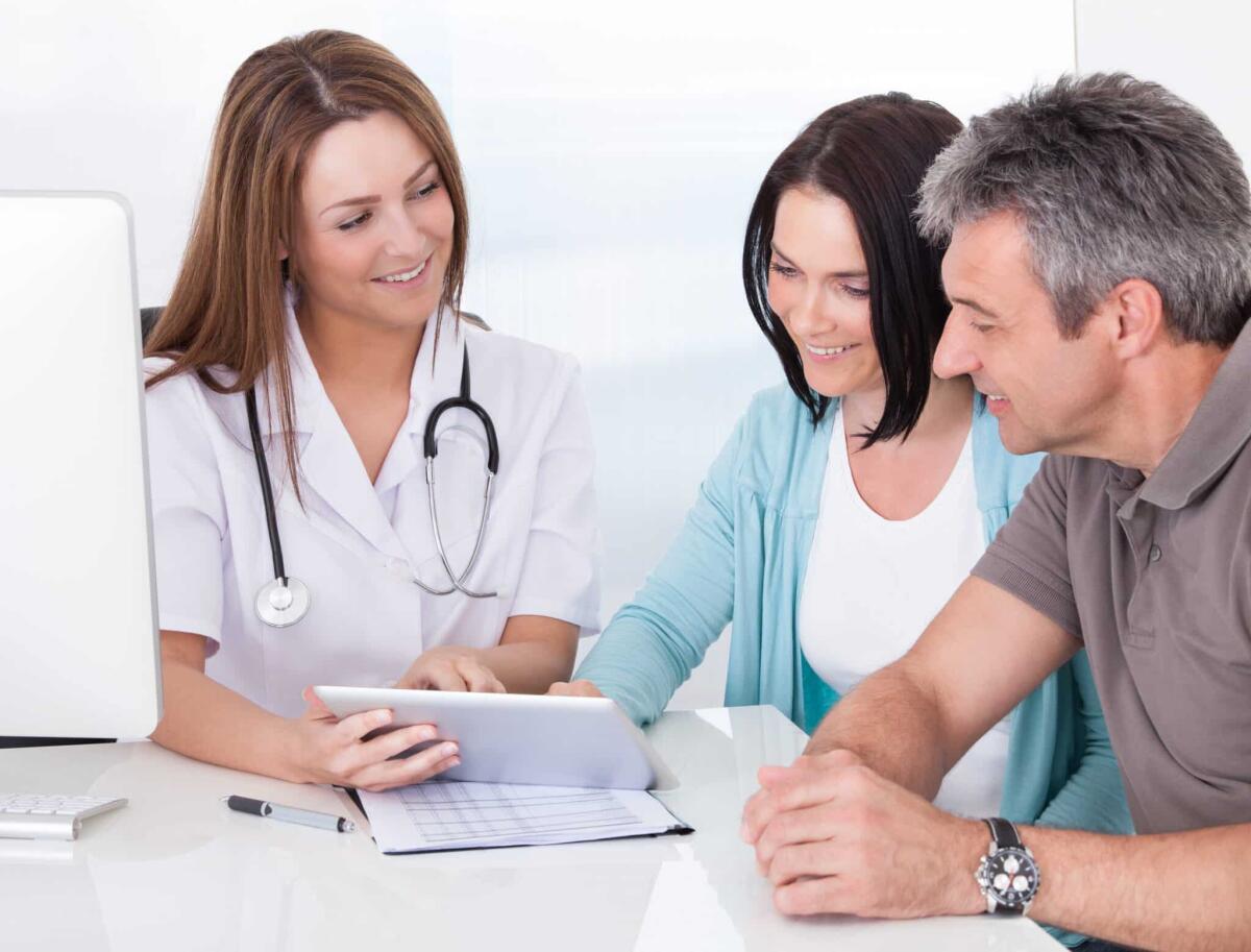 Premiata Sm@rtScreening, la piattaforma multicanale per i tumori - Happy Couple Looking At Digital Tablet Held By Doctor