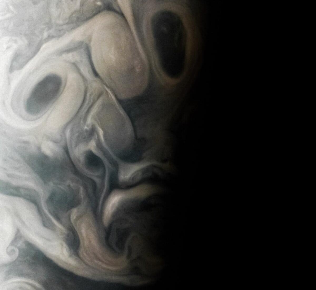 Giove si traveste con un volto inquietante in occasione di Halloween - 