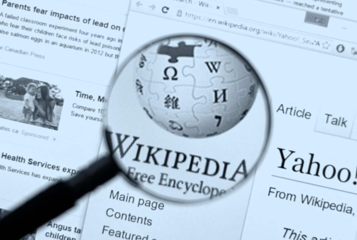 Ideato un algoritmo di IA per rendere le fonti di Wikipedia autorevoli - MONTREAL, CANADA - FEBRUARY, 2016: Wikipedia homepage on the computer screen under magnifying glass. Wikipedia is a free Internet encyclopedia.