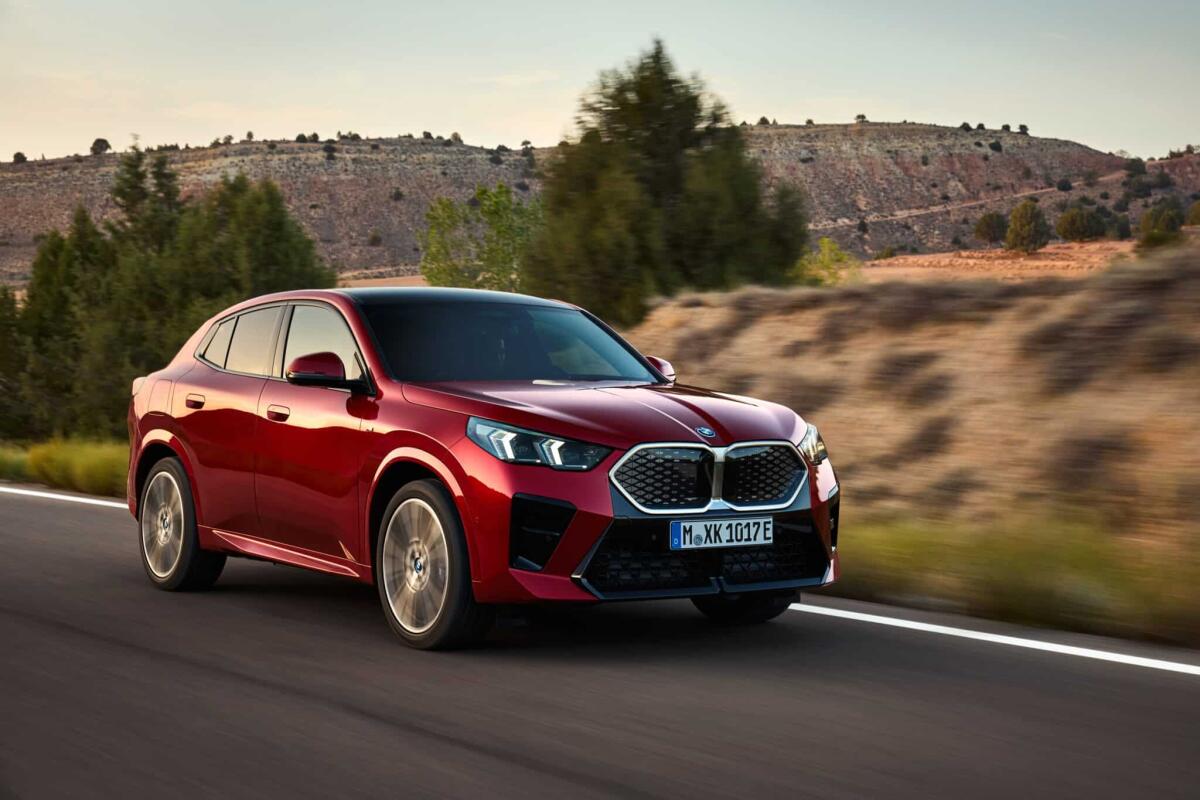 Nuova BMW iX2: ecco l'inedita suv coupé elettrica della casa di Monaco - 