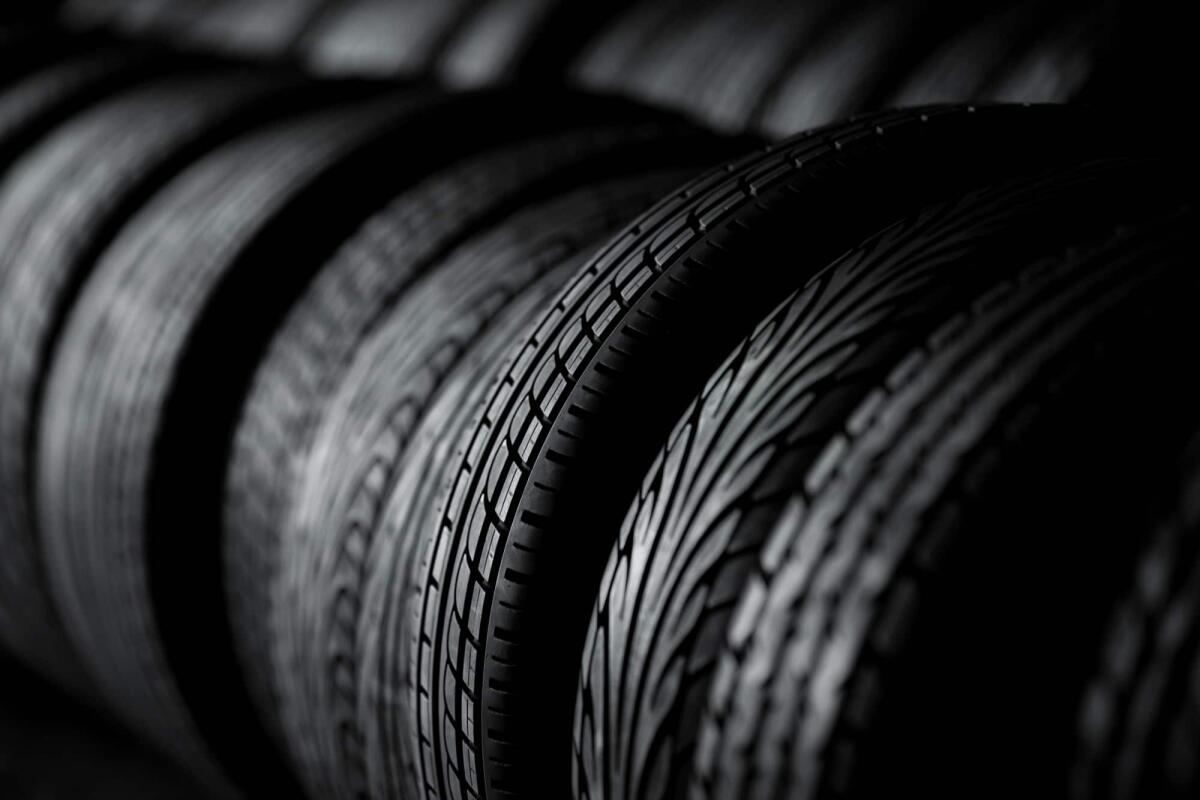 Pneumatici Runflat: Sicurezza e Comfort sulla Strada - Tire stack background. Selective focus.