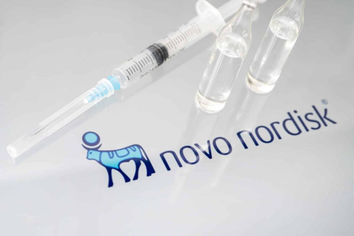 Novo Nordisk è la società più capitalizzata d'Europa - Vials of liquid on a white table and the logo of a large pharmaceutical company. March 15, Barnaul, Russia.