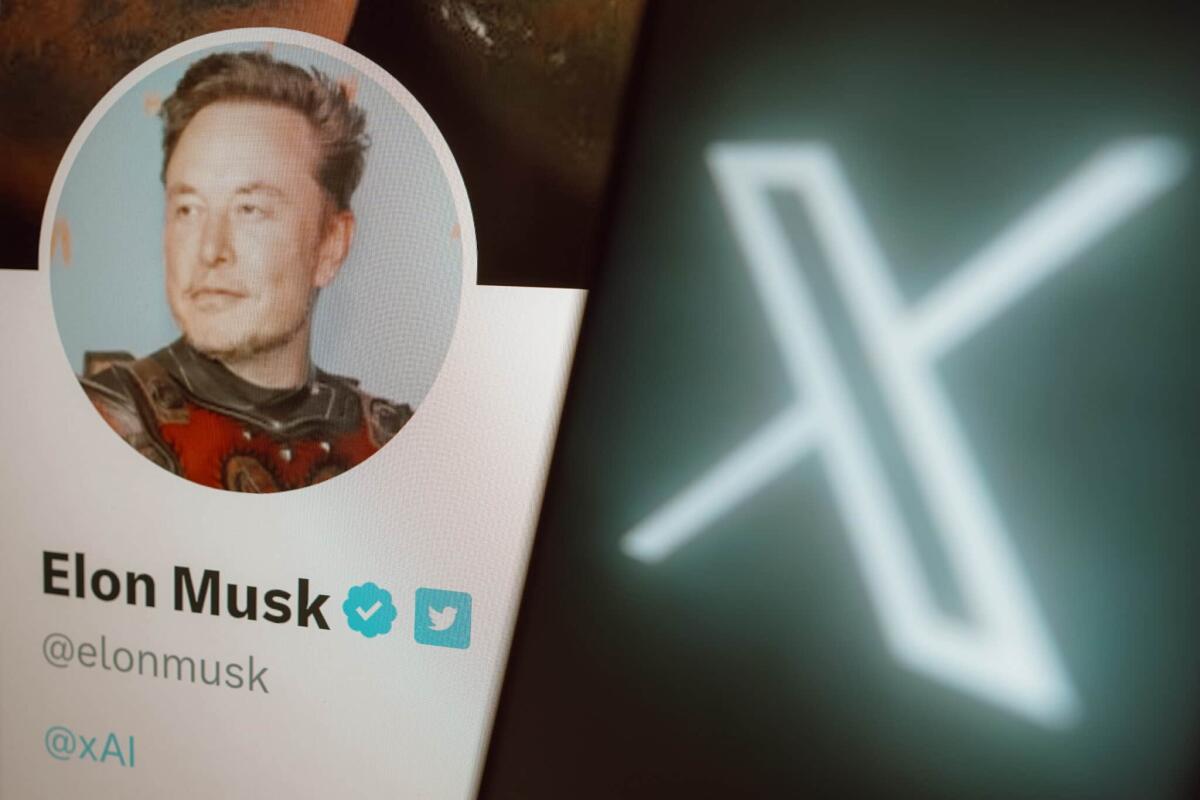 Il commissario UE Breton invia una lettera a Musk per contenuti illegali e disinformazione su X - July 23, 2023, Brazil. In this photo illustration, the letter X logo seen displayed on a smartphone. Elon Musk announced that there will be a rebranding of Twitter soon, and speculation points to the implementation of X.And soon we shall bid adieu t