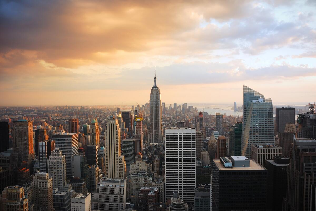 A New York il suolo sta sprofondando: scende di quasi 2 mm ogni anno - New York City Manhattan skyline at sunset with empire state building