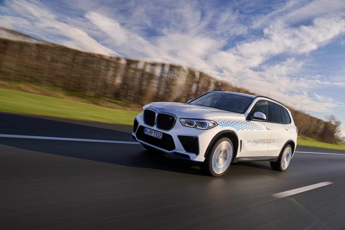 BMW iX5 Hydrogen: le auto ad idrogeno arrivano su strada - BMW iX5 Hydrogen: le auto ad idrogeno arrivano su strada