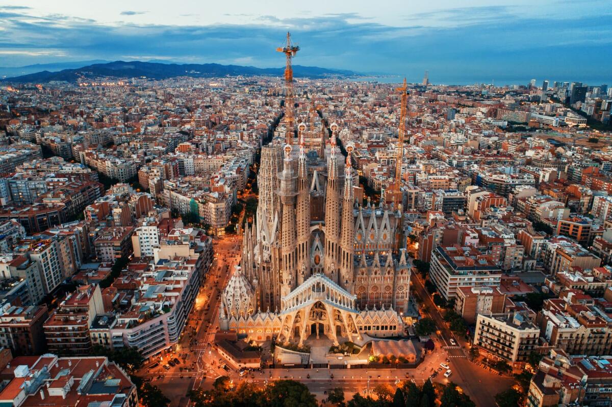 Sagrada Família: dopo 140 anni ci si avvia verso la fine dei lavori - Sagrada Familia Basilica aerial view as the famous landmark in Barcelona, Spain