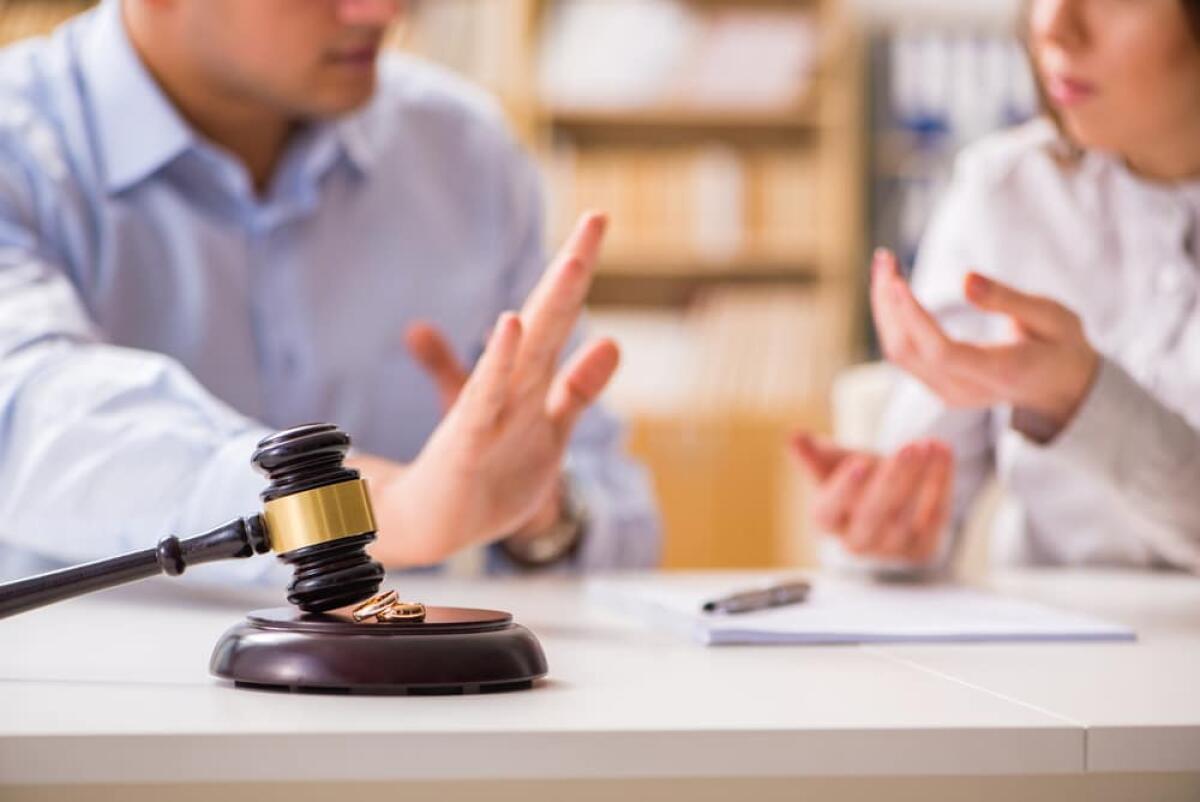 Cassazione: sì a separazione e divorzio insieme - Judge gavel deciding on marriage divorce