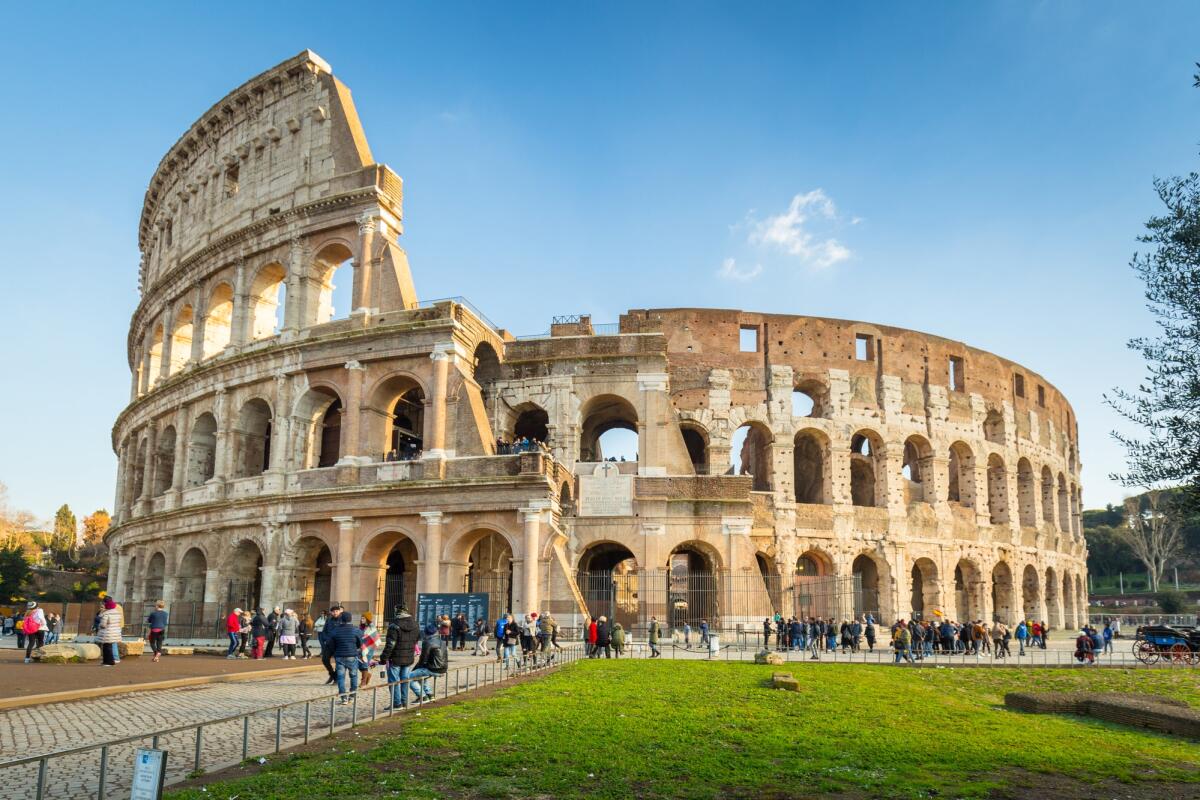 Il Colosseo introduce il biglietto nominativo per combattere il bagarinaggio online - Rome, Italy - January 11, 2019: People at the Colosseum in Rome at sunny day, Italy