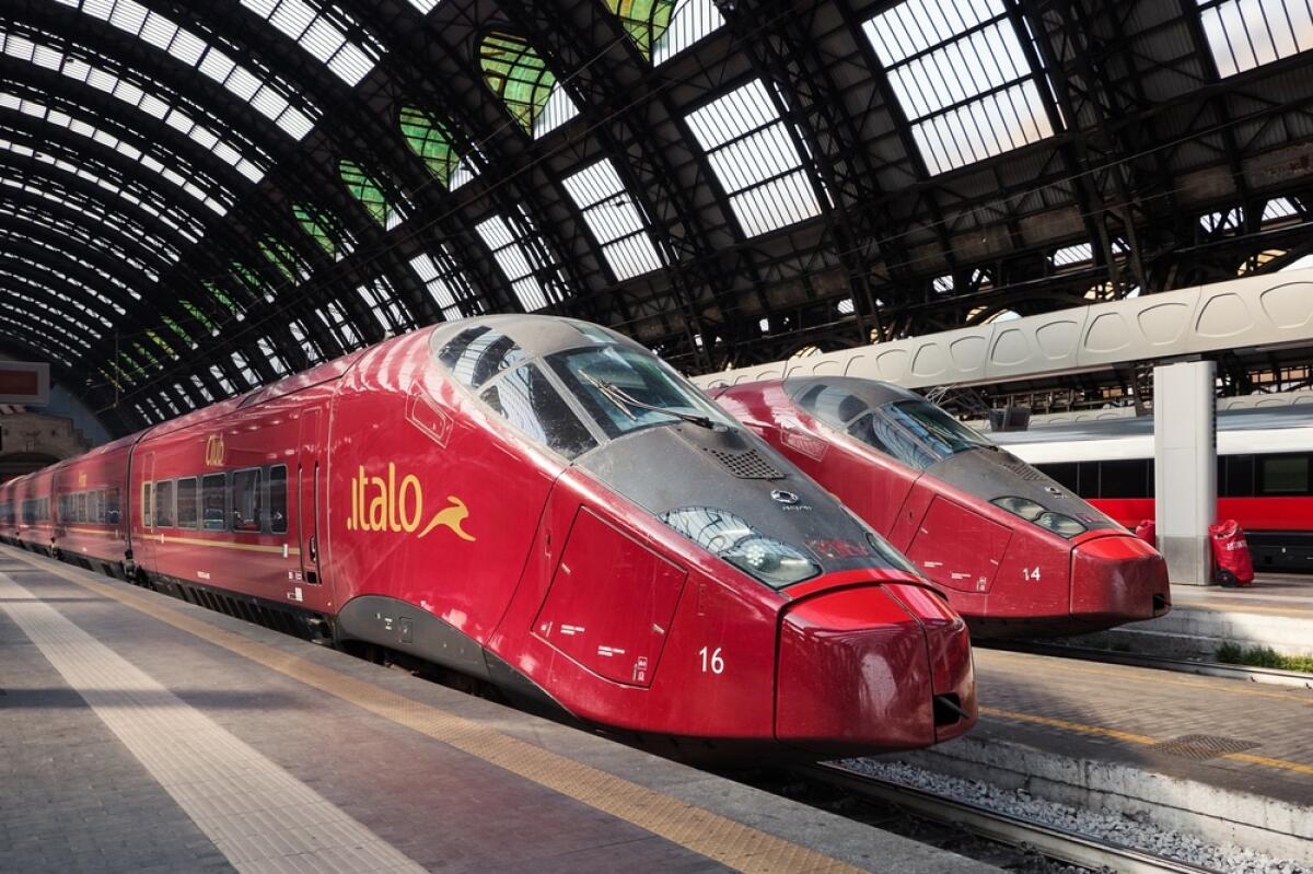MSC acquisisce il 50% di Italo: nuovi orizzonti per il trasporto ferroviario ad alta velocità in Italia - MILAN, ITALY - SEPTEMBER 27, 2016: Italo high speed train (Frecciarossa) in Central railway station.