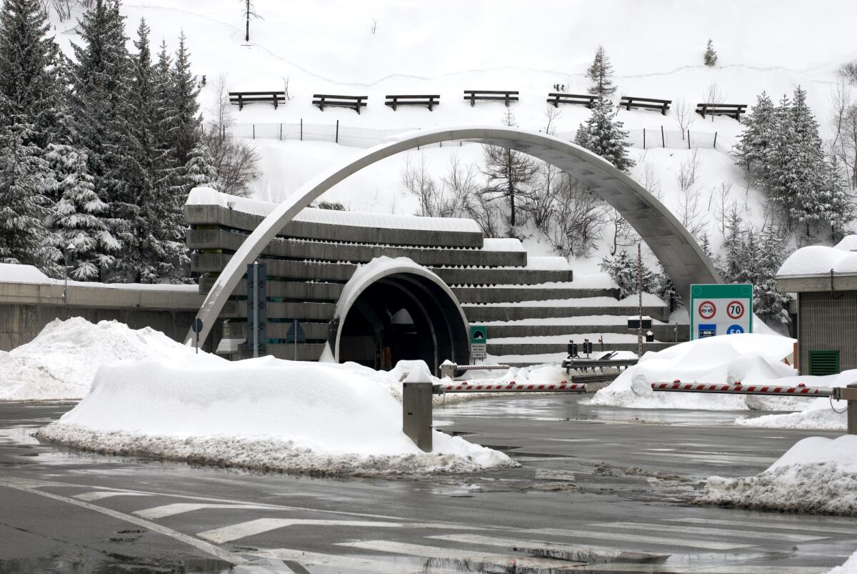 Chiusura del traforo del Monte Bianco: si temono conseguenze economiche ingenti - The entrance to Mont Blanc Tunnel, Italy