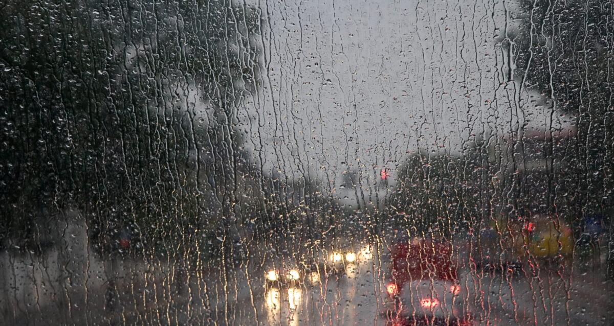 Uno studio conferma: la crisi climatica potrebbe scatenare piogge estreme - Rain on bus front window. Evening scene.