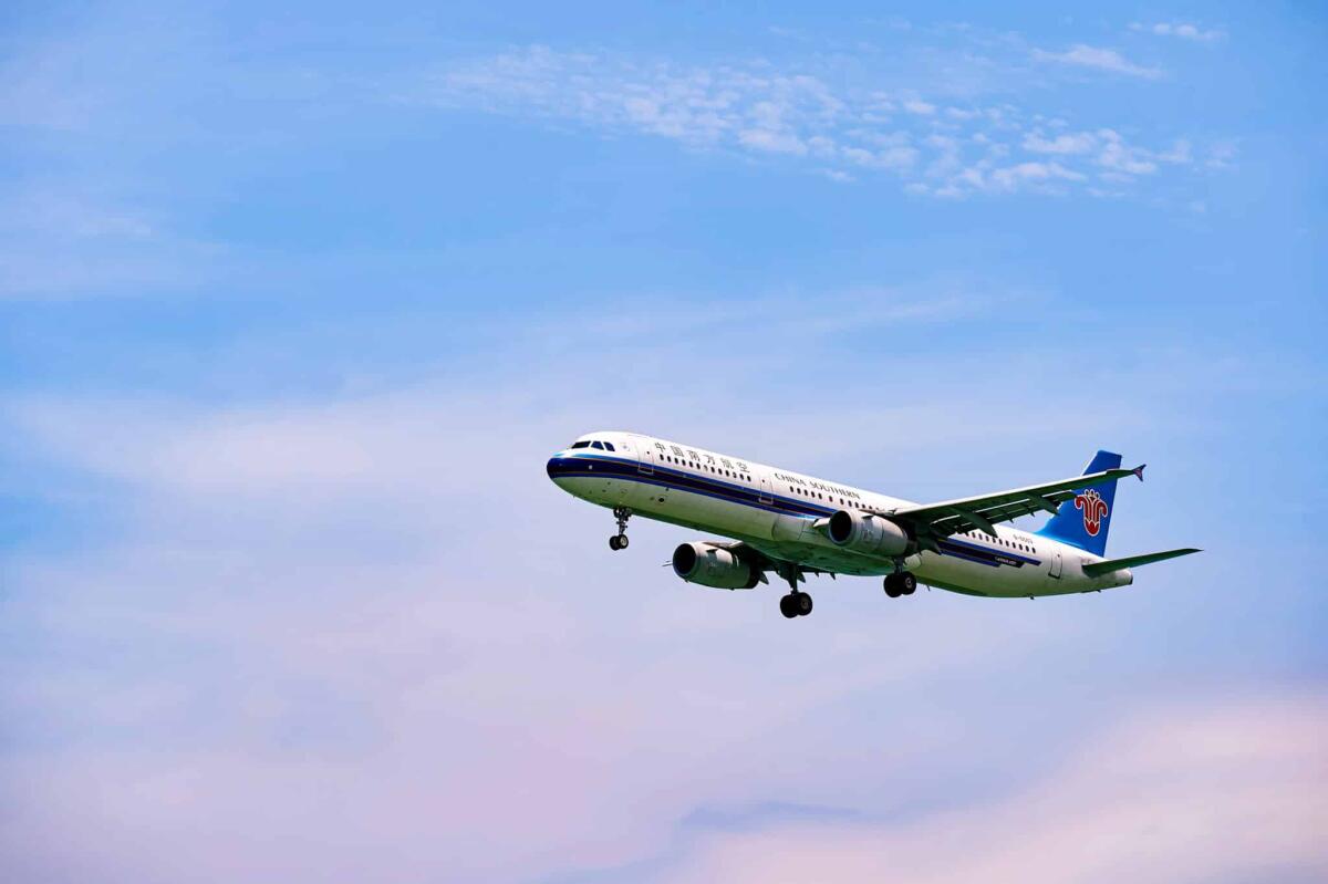 All you can fly: compagnie aeree cinesi lanciano la formula - HONG KONG - JUNE 04, 2015: China Southern Airlines aircraft landing at Hong Kong airport. China Southern Airlines Company Limited is an airline headquartered in Baiyun District, Guangzhou, Guangdong Province, People's Republic of China.