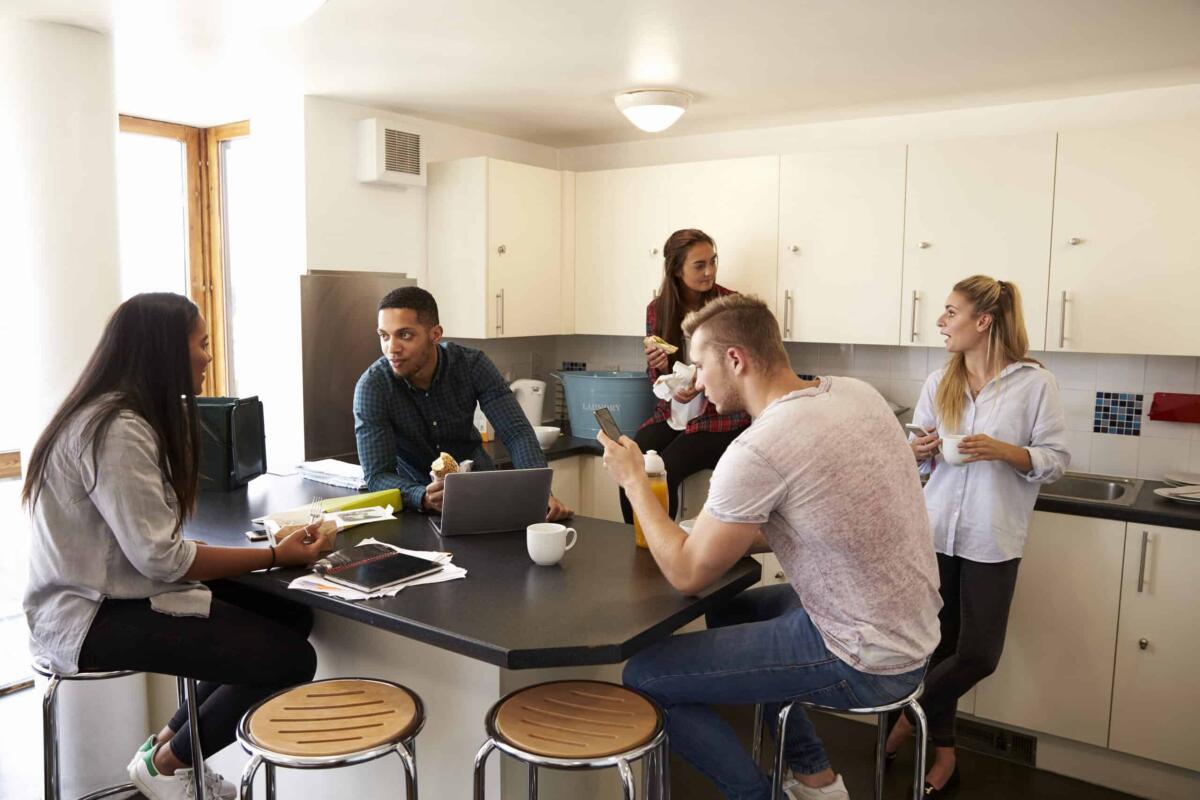 Stanziato un Fondo aggiuntivo statale di quasi 262 milioni di euro per l’housing universitario - Students Relaxing In Kitchen Of Shared Accommodation