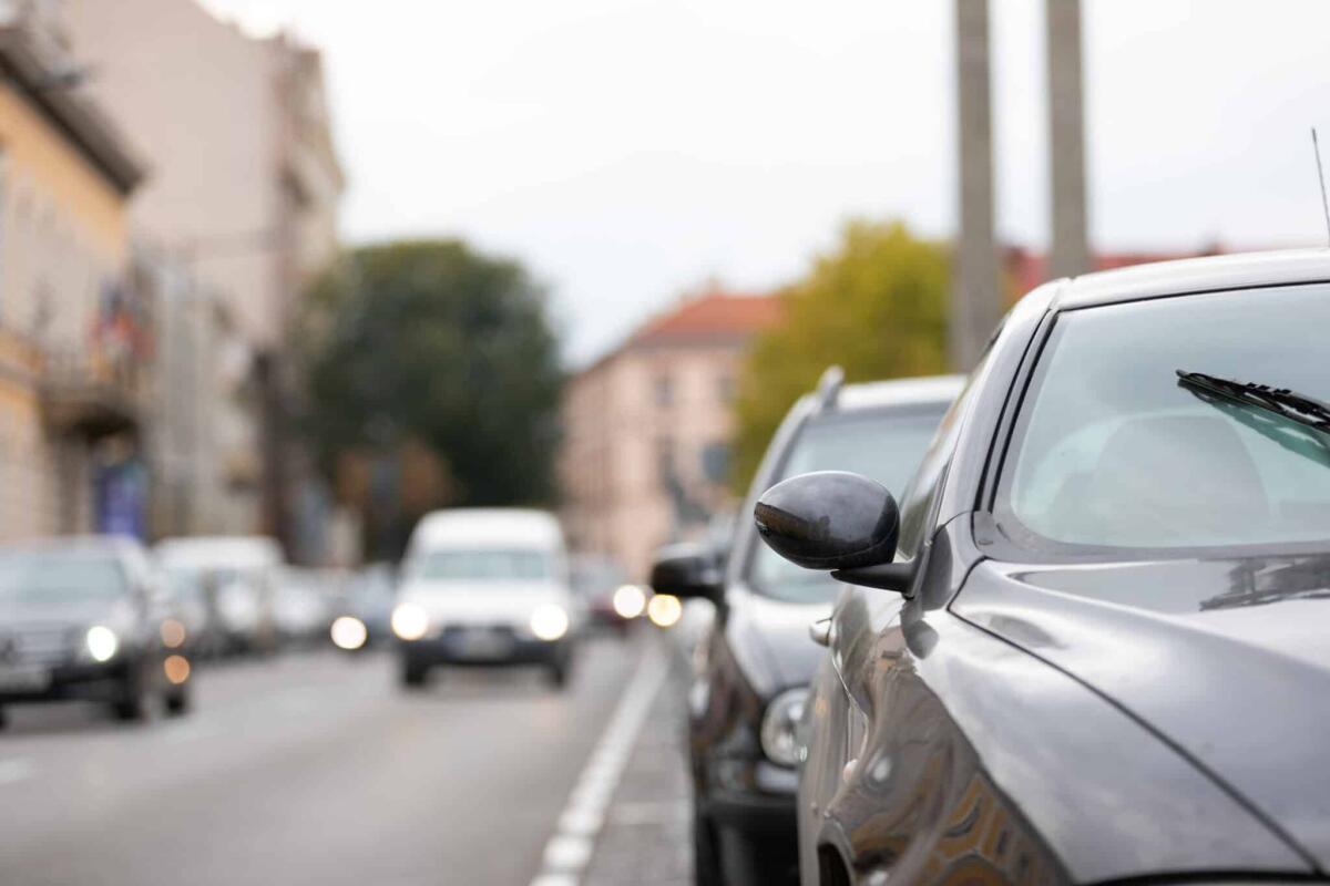 Guida al successo a Cluj: accelerando gli affari con un'auto in Romania - Close up picture of cars in the parking lane in Cluj Napoca downtown