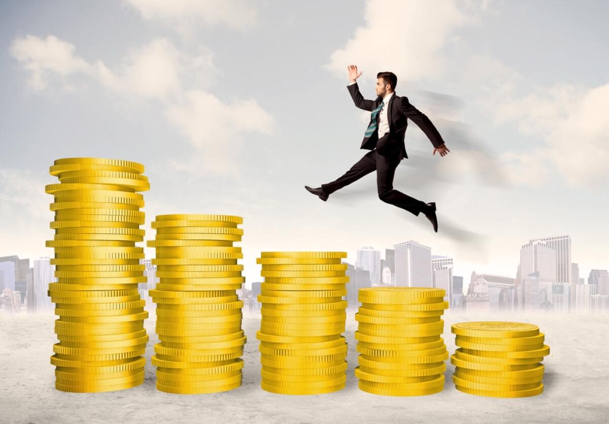 Cos'è la libertà economica per un Paese? Ecco la classifica globale 2023 - Successful business man jumping up on gold coin money concept