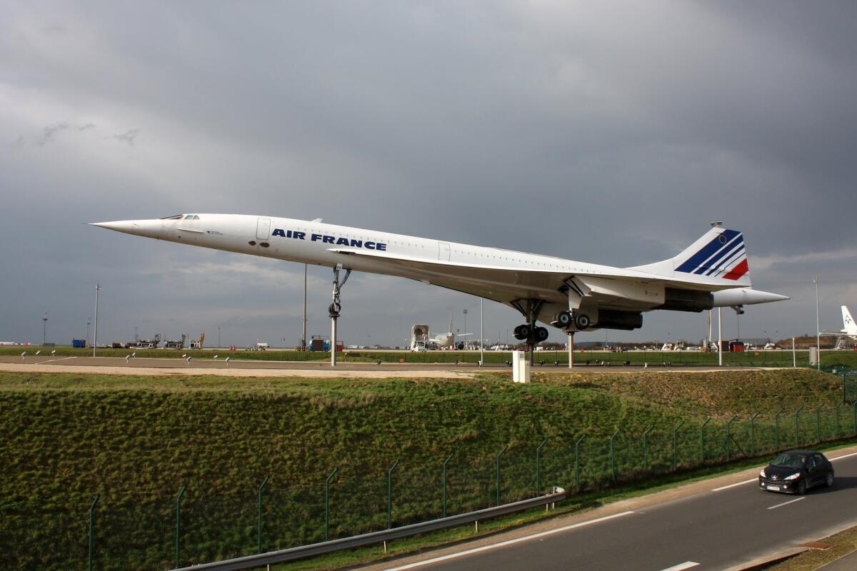 Perché il Concorde è stato dismesso? - PARIS, FRANCE - MARCH 29: Airplane Concorde a supersonic passenger airliner with 144 seats, on display as a tourist attraction in Paris CDG Airport on March 29, 2010.