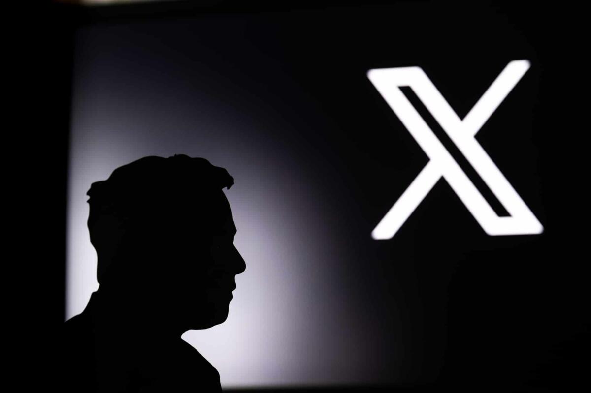 Elon Musk: scrivere su X costerà 1$ all’anno - CALIFORNIA, USA, 24. JULY 2023: New logo of Twitter. Portrait of Elon Musk. Black Silhouette, Brand new logo of Twitter on blue background