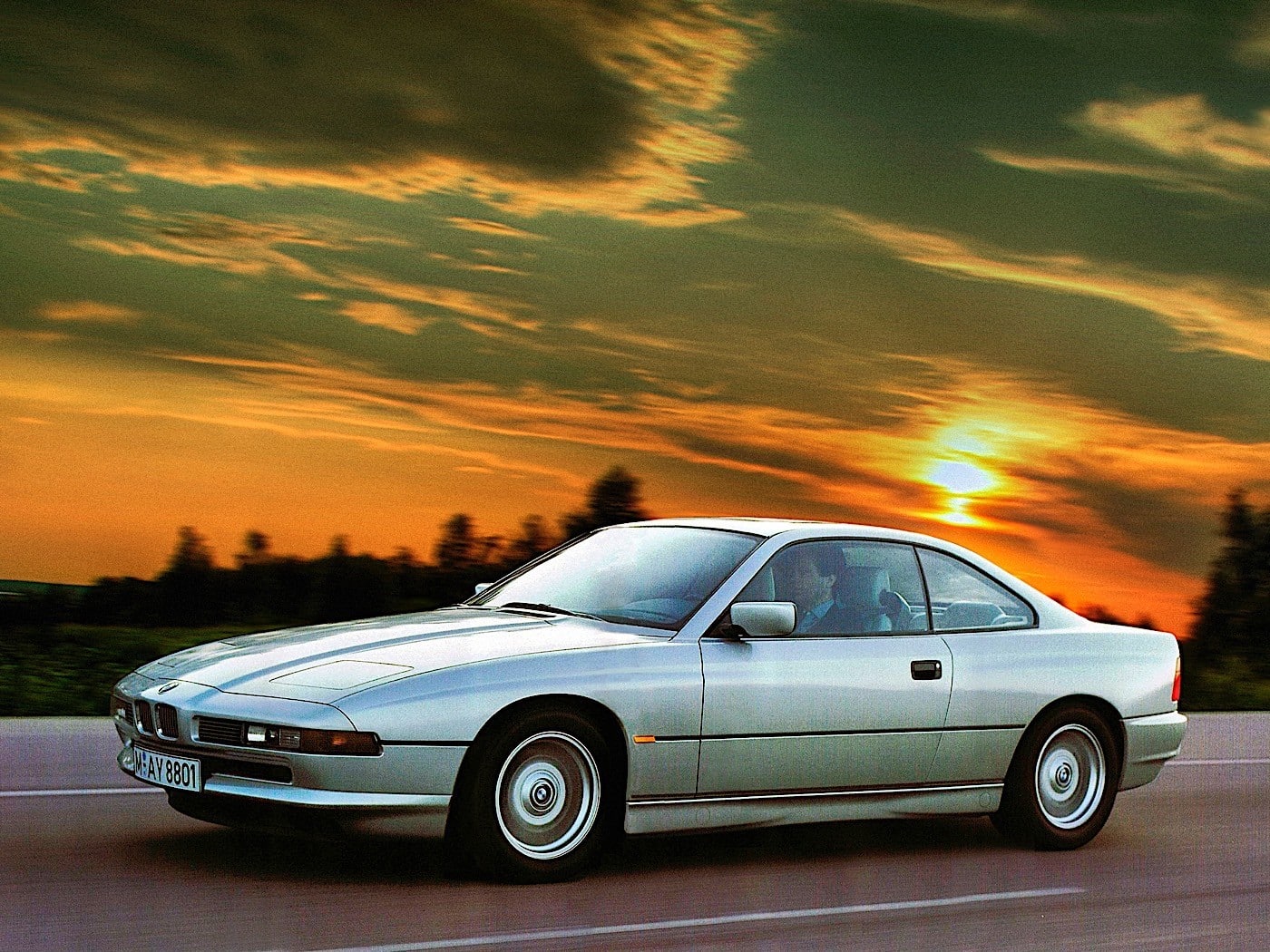 La BMW Serie 8 con i fari chiusi