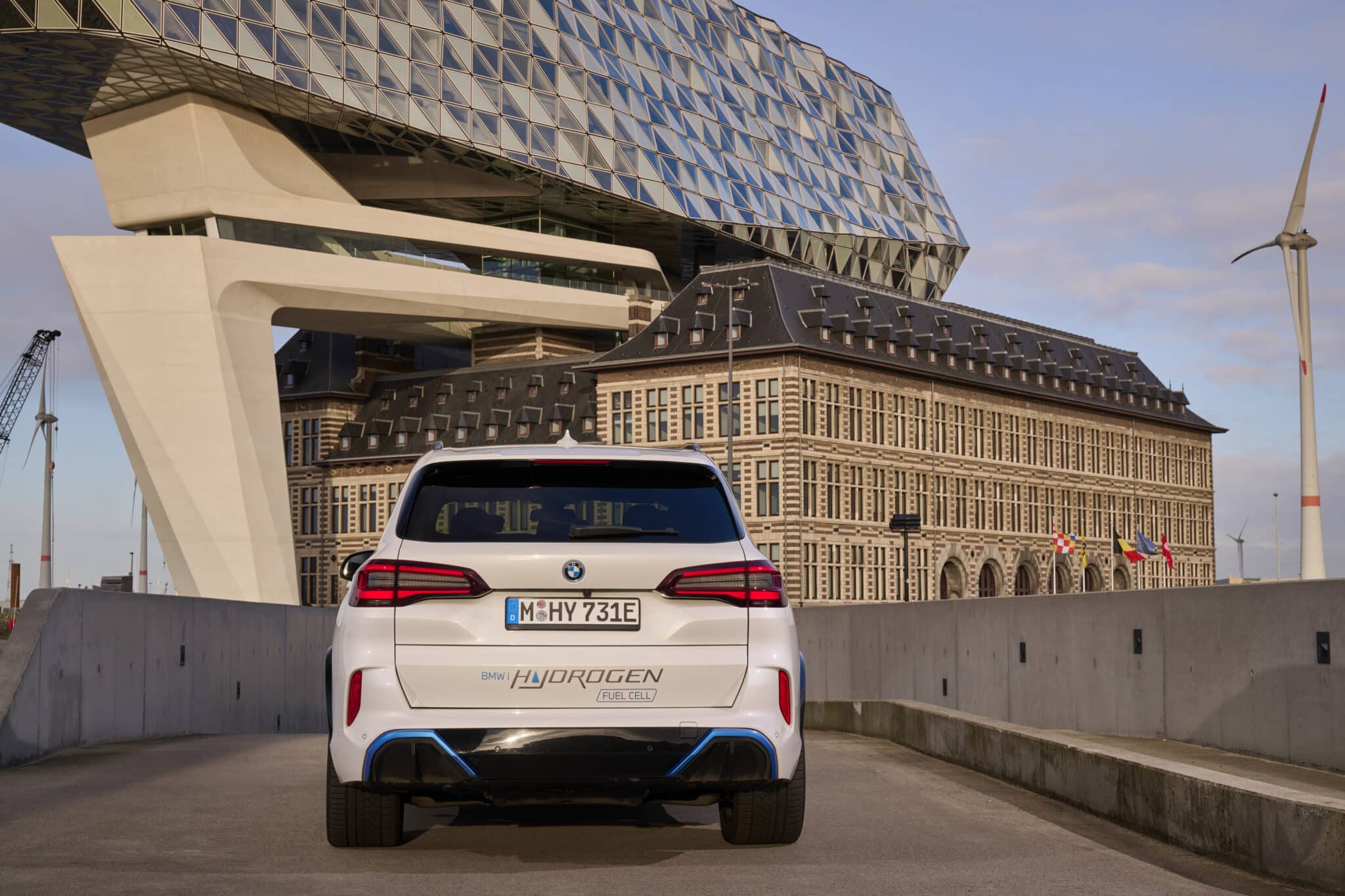 BMW iX5 Hydrogen: le auto ad idrogeno arrivano su strada