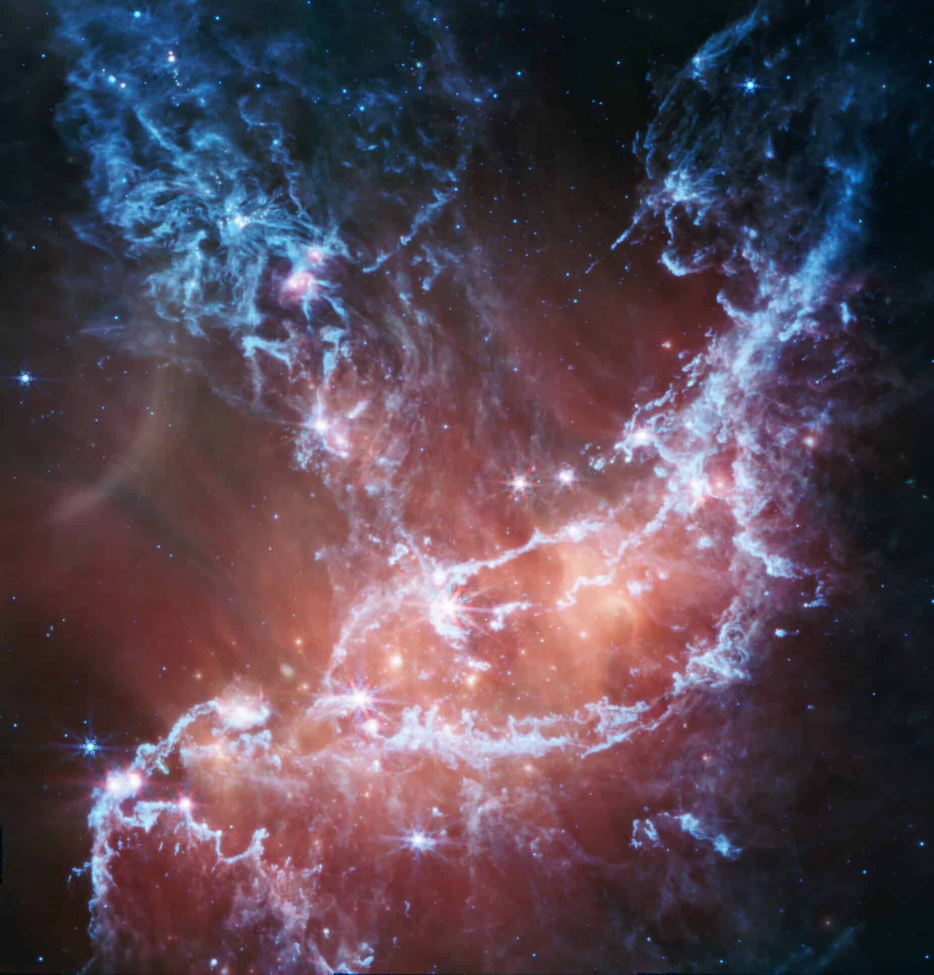 Questa nuova immagine nell'infrarosso di NGC 346 dal Mid-Infrared Instrument (MIRI) del Telescopio Spaziale James Webb della NASA traccia l'emissione di gas e polvere freddi. In questa immagine, il blu rappresenta i silicati e le molecole chimiche fuliggi