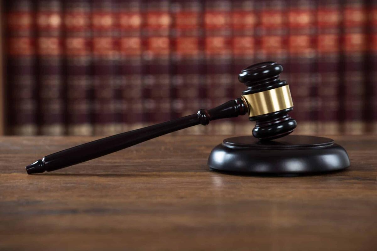 "Greenwashing": la pratica sotto accusa in USA e UE - Closeup of wooden mallet on table in courtroom