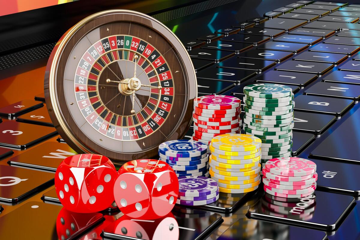Cybersicurezza e casinò online: un approfondimento - Online gambling, concept. Casino roulette with dice and tokens on laptop keyboard. 3D rendering