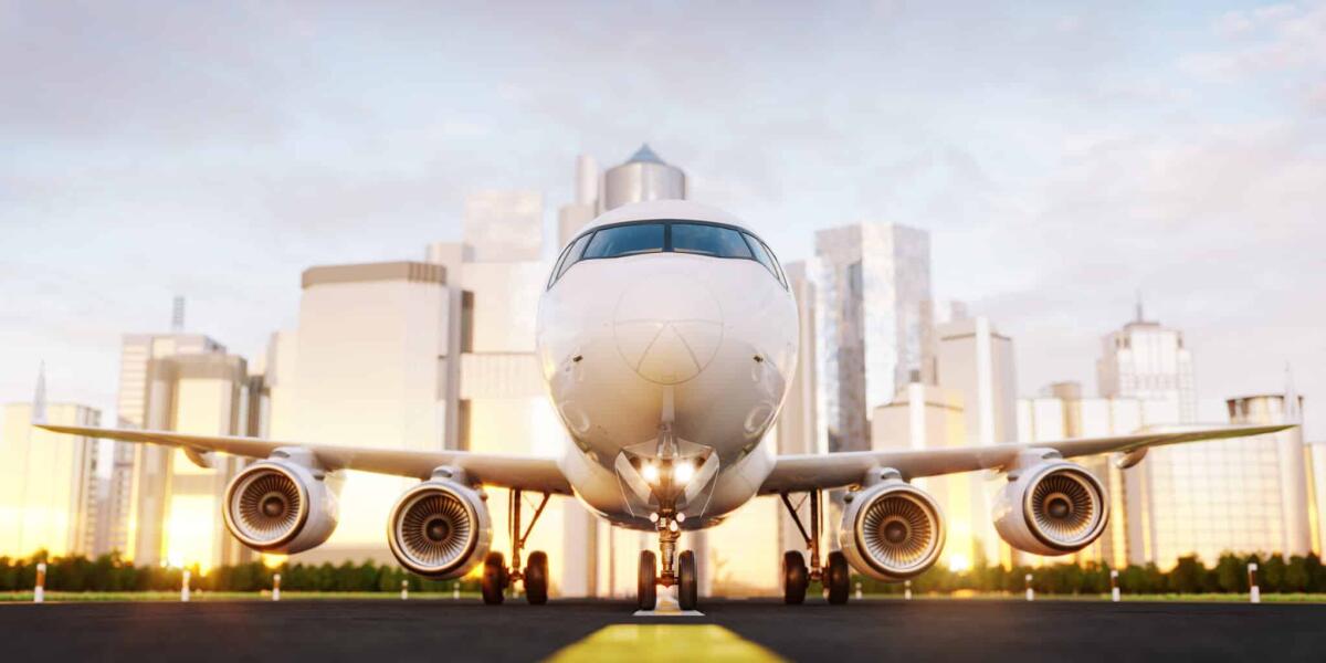 Perché gli aerei sono (quasi) sempre dipinti di bianco? - White commercial airplane standing on the airport runway at skyscrapers of a city. Passenger airplane is taking off. Airplane concept 3D illustration.