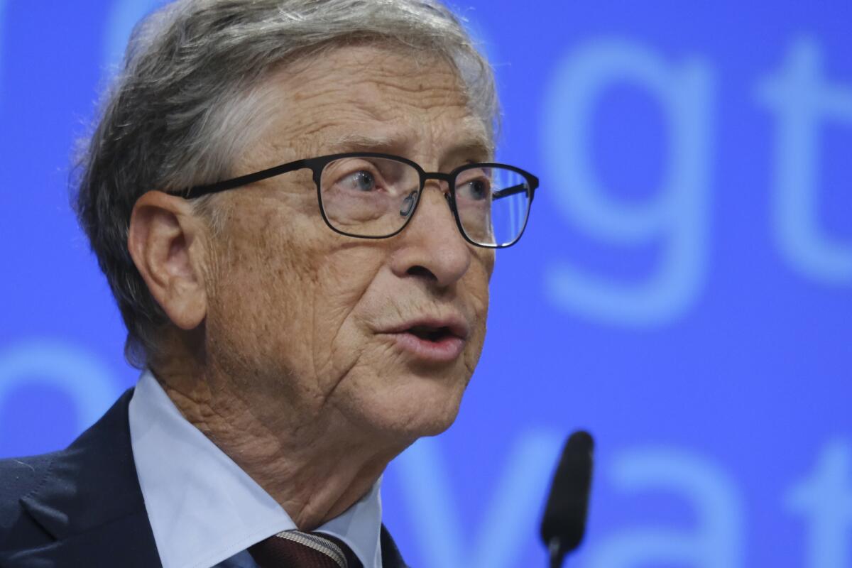 Secondo Bill Gates con l'AI potremmo lavorare solo tre giorni a settimana - Former Microsoft CEO, Bill Gates  during the launch of a new funding partnership to eradicate polio signing ceremony in Brussels, Belgium on October 11, 2023.